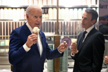 Tổng thống Joe Biden nói chuyện với người dẫn chương trình Seth Meyers khi họ thưởng thức một món kem tại Van Leeuwen Ice Cream sau khi ghi âm một tập cho chương trình “Late Night with Seth Meyers” (Đêm Muộn với Seth Meyers) ở thành phố New York, hôm 26/02/2024. (Ảnh: Jim Watson/AFP)