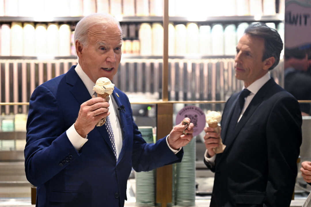 Tổng thống Joe Biden nói chuyện với người dẫn chương trình Seth Meyers khi họ thưởng thức một món kem tại Van Leeuwen Ice Cream sau khi ghi âm một tập cho chương trình “Late Night with Seth Meyers” (Đêm Muộn với Seth Meyers) ở thành phố New York, hôm 26/02/2024. (Ảnh: Jim Watson/AFP)