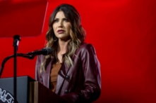 Thống đốc South Dakota Kristi Noem trình bày trong hội nghị thường niên của Hiệp hội Súng trường Quốc gia tại Trung tâm Hội nghị George R. Brown ở Houston, Texas vào ngày 27/05/2022. (Ảnh: Brandon Bell/Getty Images)