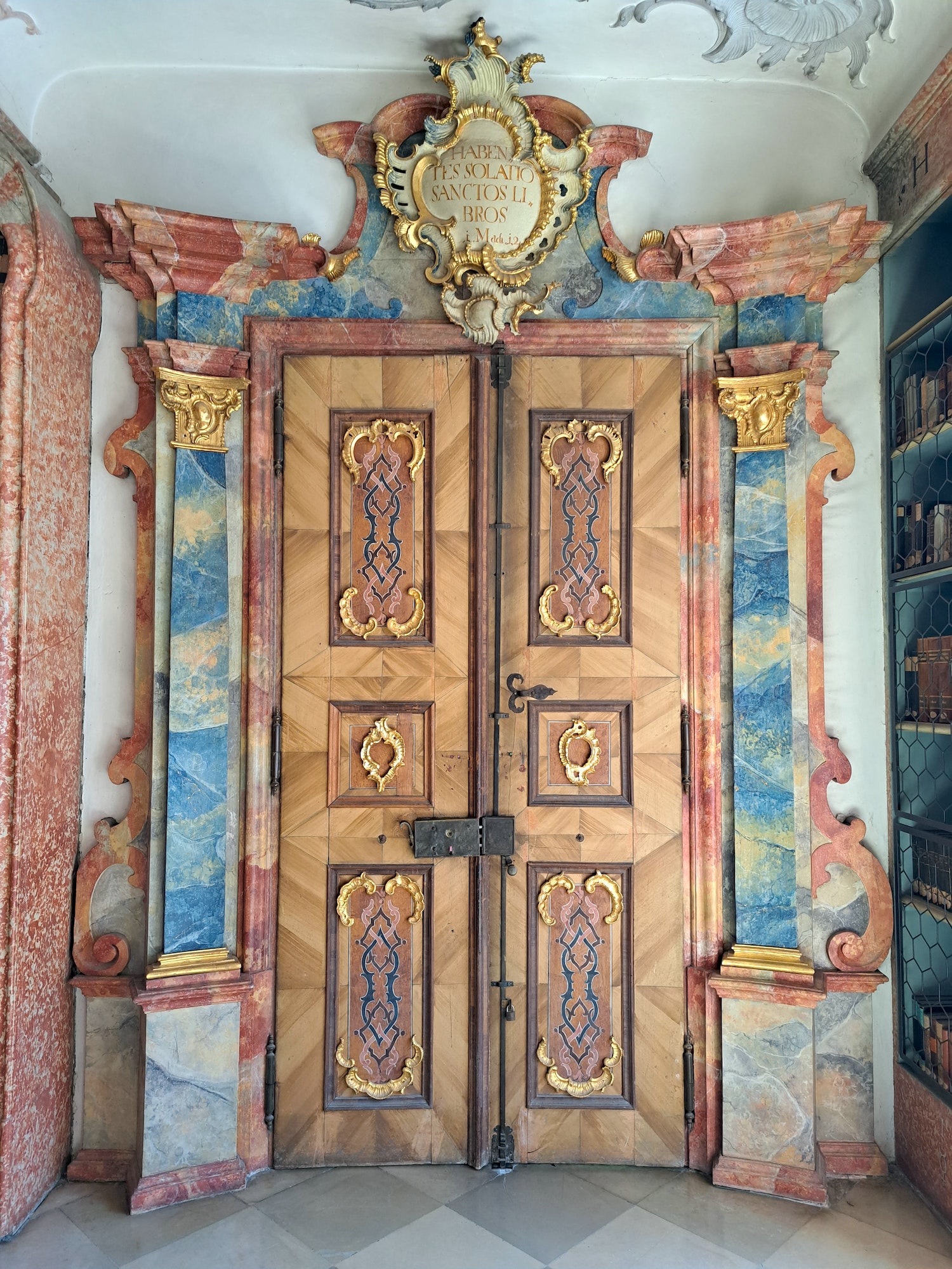 Chi tiết trang trí trên một cánh cửa (Ảnh: Michael Schreiber/Unsplash)