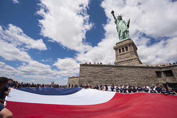 Ngày 06/02/1778, Hoàng gia và chính phủ Pháp đã công khai thừa nhận Hoa Kỳ là một quốc gia độc lập có chủ quyền và hai bên đã thiết lập quan hệ ngoại giao. Nói cách khác, chính phủ Pháp và Vua Louis XVI đã biểu đạt rõ thái độ rằng, họ sẽ hỗ trợ Hoa Kỳ trong cuộc chiến giành độc lập. Ảnh chụp sự kiện kỷ niệm 70 năm tàu Normandy đổ bộ lên đảo Liberty ở New York. (Ảnh: Đới Binh/ Epoch Times)