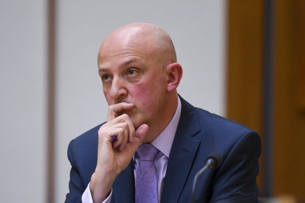 Ông Mike Burgess, Tổng giám đốc của ASIO, xuất hiện trước một cuộc điều tra của Thượng viện tại Tòa nhà Quốc hội ở Canberra, Úc, vào ngày 29/04/2021. (Ảnh: AAP Image/Lukas Coch)