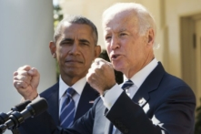 Phó Tổng thống đương thời Joe Biden ra hiệu khi diễn thuyết cùng Tổng thống đương thời Barack Obama tại Vườn Hồng của Tòa Bạch Ốc ở Hoa Thịnh Đốn vào ngày 21/10/2015, để thông báo rằng ông sẽ không tranh cử tổng thống. (Ảnh: Jacquelyn Martin/AP Photo)