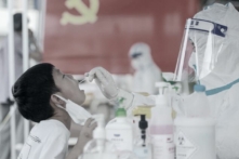 Một đứa trẻ được xét nghiệm acid nucleic để tìm virus corona COVID-19, còn được gọi là virus Trung Cộng, ở Dương Châu, tỉnh Giang Tô phía đông Trung Quốc vào ngày 05/08/2021. (Ảnh: STR/AFP qua Getty Images)