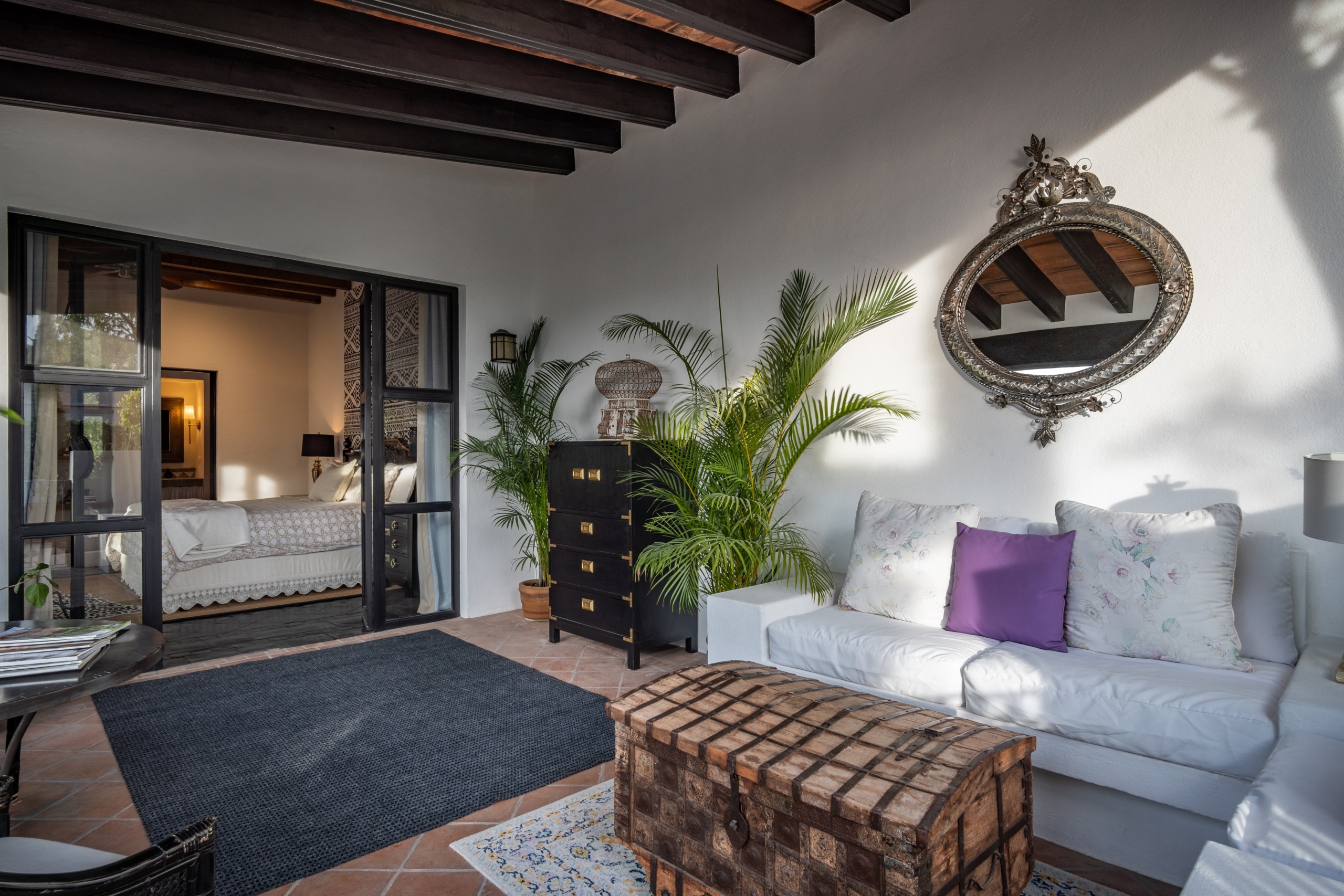 Người sống trong phòng ngủ tầng dưới thoáng đãng này có riêng một phòng khách liền kề. (Ảnh: Đăng dưới sự cho phép của Agave Sotheby’s International Realty)