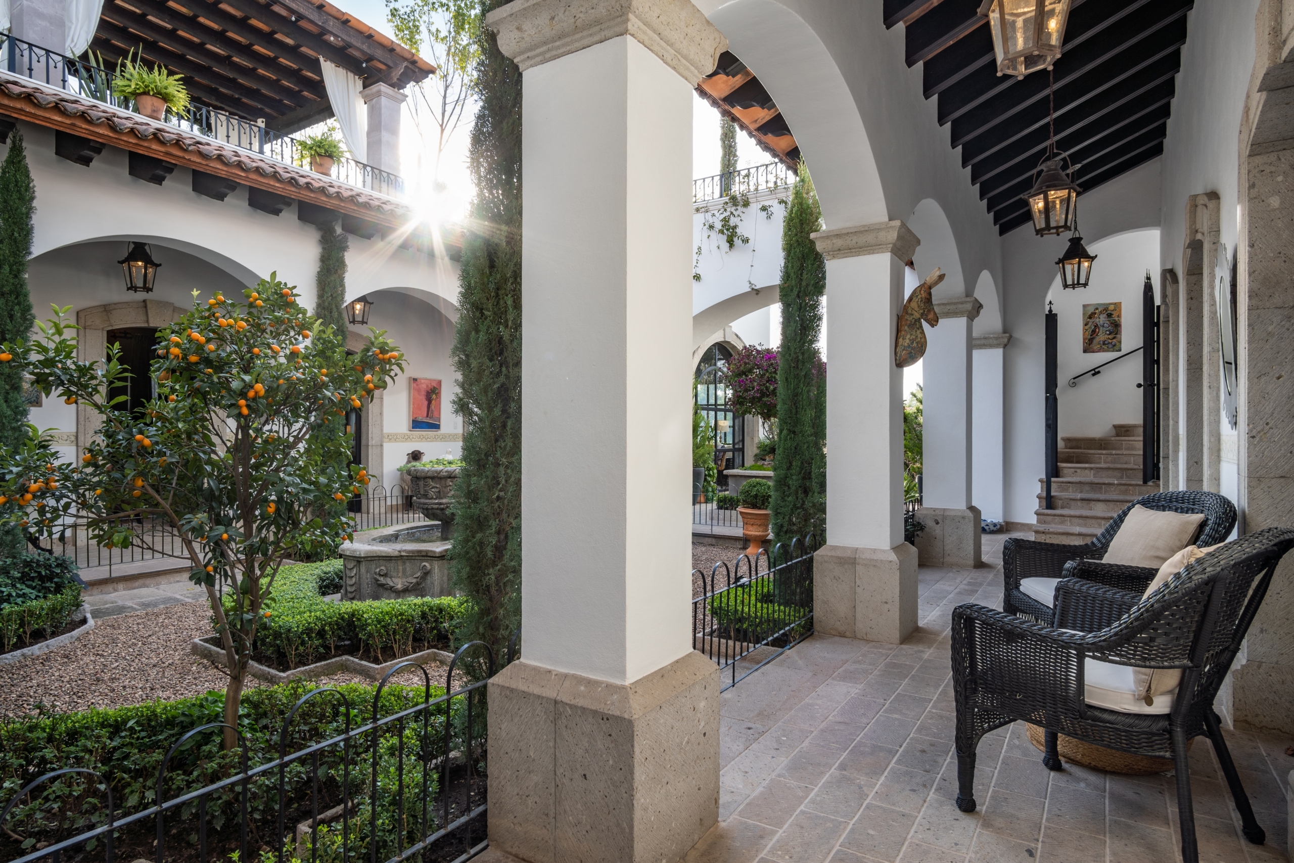 Khoảng sân trung tâm của ngôi nhà chính với đài phun nước róc rách và những cây cam quýt. (Ảnh: Đăng dưới sự cho phép của Agave Sotheby’s International Realty)