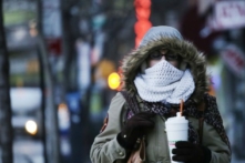 Một người phụ nữ mang thức uống đựng trong ly xốp nhựa ở Thành phố New York vào thứ Năm, ngày 08/01/2015. Ly, đĩa, khay và bao bì đựng đậu phộng bằng xốp sẽ bị cấm ở Thành phố New York bắt đầu từ tháng Bảy. (Ảnh AP/Mark Lennihan)