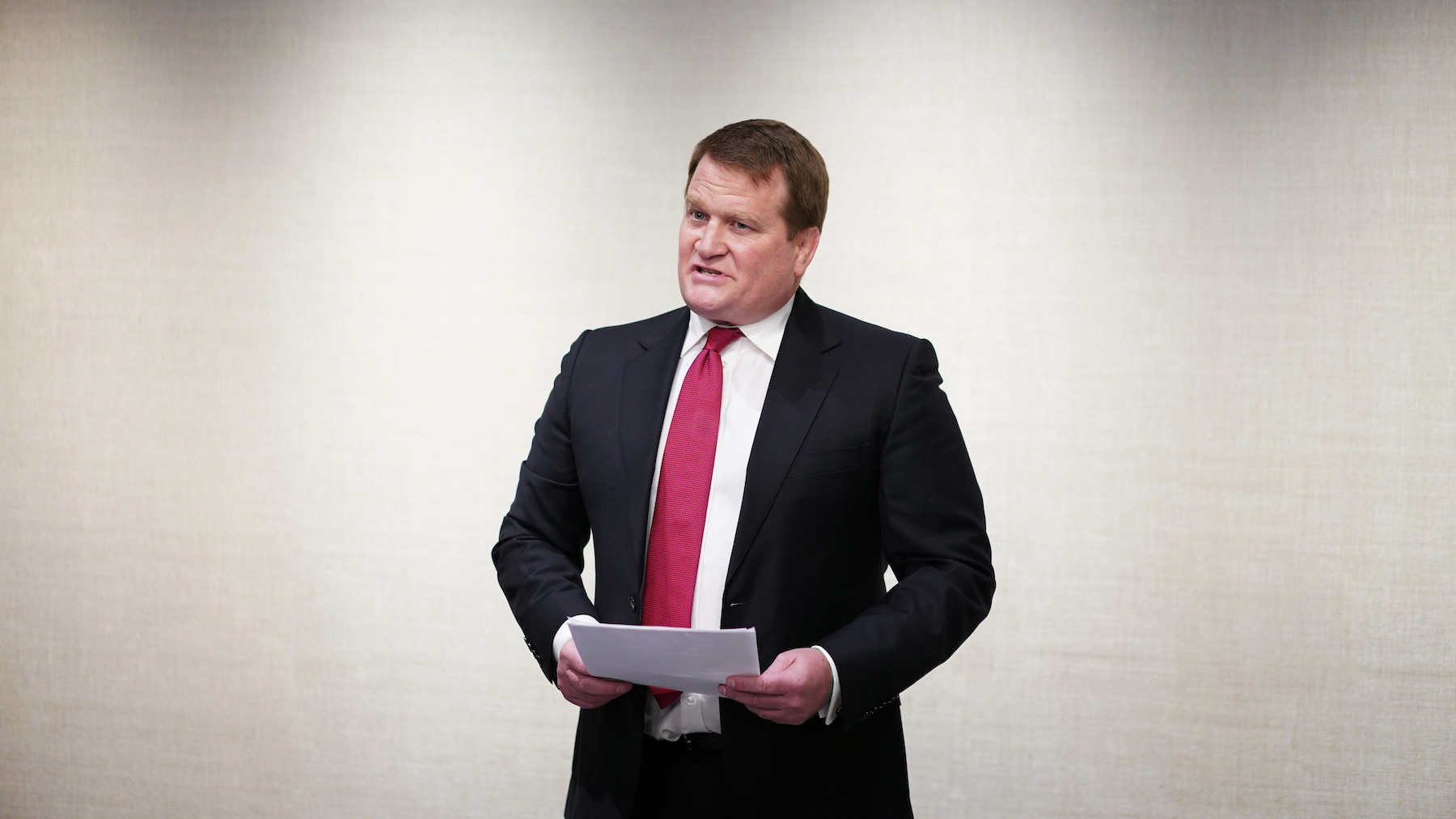 Ông Tony Bobulinski, người tự nhận là một cộng sự của ông Hunter Biden, nói chuyện với các phóng viên tại một khách sạn ở Nashville, Tennessee, vào ngày 22/10/2020, trước cuộc tranh biện tổng thống cuối cùng của năm đó. (Ảnh: Mandel Ngan/AFP qua Getty Images)