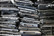 Vỏ máy điện toán xách tay cũ được xếp trên kệ trong hội thảo Sáng kiến Chất thải Điện tử Kenya (E-WIK) của tổ chức phi chính phủ địa phương khi họ thu gom chất thải điện tử để xử lý, tái chế, và tái sử dụng tại một khu định cư không chính thức ở Nairobi, Kenya, vào ngày 03/12/2021. (Ảnh: ED RAM/AFP qua Getty Images)