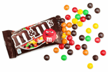 Hạt socola M&M cho đến nay vẫn là món ăn vặt phổ biến của mọi người ở mọi lứa tuổi, nhưng chúng từng bị quân đội Mỹ hạn chế khẩu phần. (Ảnh: Shutterstock)