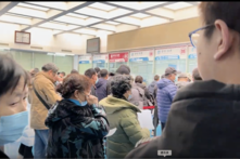 Hôm 29/02, một cư dân mạng sống ở Bắc Kinh đã đến Bệnh viện Tuyên Võ Bắc Kinh để khám bệnh. Khắp bệnh viện đều đông kín người. (Ảnh chụp màn hình Video)