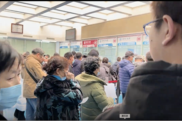 Hôm 29/02, một cư dân mạng sống ở Bắc Kinh đã đến Bệnh viện Tuyên Võ Bắc Kinh để khám bệnh. Khắp bệnh viện đều đông kín người. (Ảnh chụp màn hình Video)