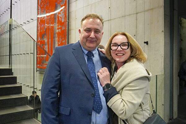 Chuyên gia kế toán Kalinowska (phải) và ông Jacek Nowak thưởng thức buổi biểu diễn thứ ba của Shen Yun tại Ba Lan tối hôm 09/03. (Ảnh: Mạch Lôi/Epoch Times)