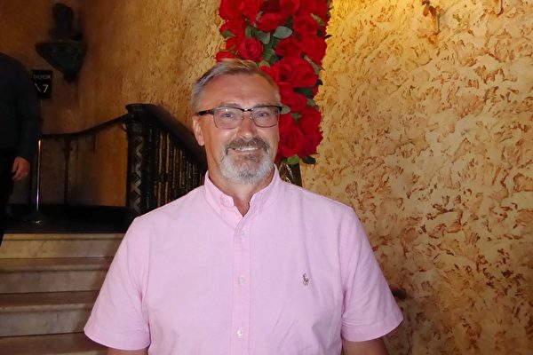 Ông Zibby Wrobel, giám đốc thiết kế và tài sản ở chính phủ địa phương Wagga Wagga, bang New South Wales, thưởng lãm buổi diễn thứ tư của Đoàn Nghệ thuật Biểu diễn Shen Yun New York tại Nhà hát Capitol ở Sydney, Úc chiều hôm 10/03/2024. (Ảnh: Sử Địch/Epoch Times)