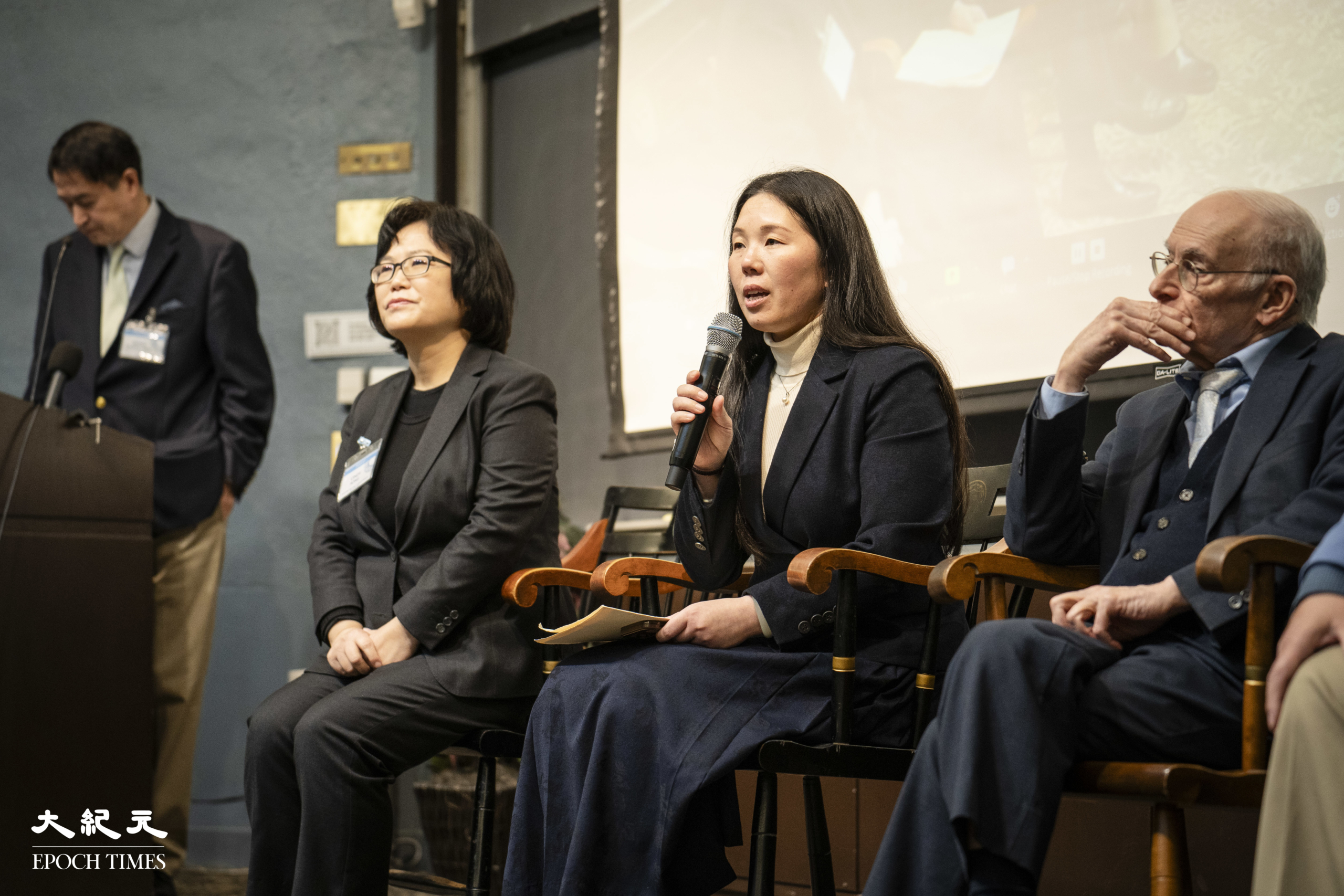 Học viên Pháp Luân Công Hàn Vũ đã kể lại trải nghiệm khi cha cô bị ĐCSTQ bức hại tại Đại học Harvard hôm 07/03. (Ảnh: Samira Bouau/The Epoch Times)