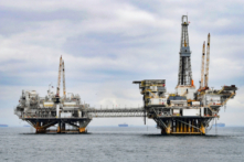 Các giàn khoan dầu ngoài khơi bờ biển phía nam California vào ngày 06/10/2021. (Ảnh: Frederic J. Brown/AFP qua Getty Images)