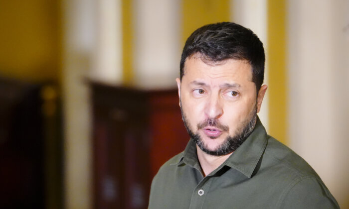 Tổng thống Ukraine Volodymyr Zelenskyy nói chuyện với các phóng viên sau cuộc gặp với các nhà lập pháp tại Quốc hội Hoa Kỳ ở Hoa Thịnh Đốn vào ngày 21/09/2023. (Ảnh: Madalina Vasiliu/The Epoch Times)