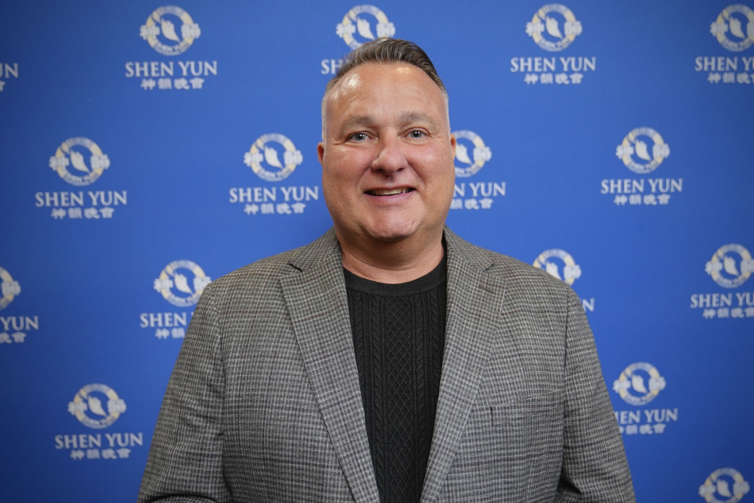 Ông Fred Waite thưởng thức Nghệ thuật Biểu diễn Shen Yun tại Nhà hát Belk thuộc Trung tâm Nghệ thuật Biểu diễn Blumenthal ở thành phố Charlotte, tiểu bang North Carolina hôm 05/01/2024. (Ảnh: Đài truyền hình NTD)