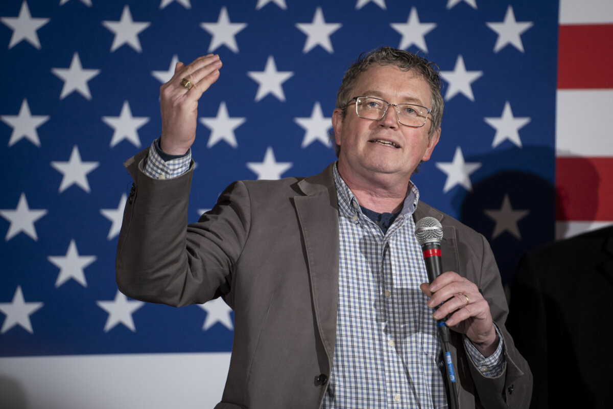 Dân biểu Thomas Massie (Cộng Hòa-Kentucky) nói trong một sự kiện vận động tranh cử với ứng cử viên tổng thống Đảng Cộng Hòa, Thống đốc Florida Ron DeSantis ở Cedar Rapids, Iowa, hôm 14/01/2024. (Ảnh: Madalina Vasiliu/The Epoch Times)