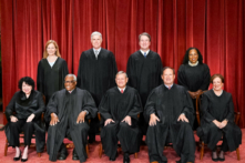 Các thẩm phán của Tối cao Pháp viện Hoa Kỳ xếp thành đội hình để chụp ảnh nhóm tại Tối cao Pháp viện ở Hoa Thịnh Đốn, vào ngày 07/10/2022. (Hàng trước, từ trái sang phải) Thẩm phán Sonia Sotomayor, Thẩm phán Clarence Thomas, Chánh án John Roberts, Thẩm phán Samuel Alito, và Thẩm phán Elena Kagan. (Hàng sau, từ trái qua phải) Các thẩm phán Amy Coney Barrett, Neil Gorsuch, Brett Kavanaugh, và Ketanji Brown Jackson. (Ảnh: Olivier Douliery/AFP qua Getty Images)