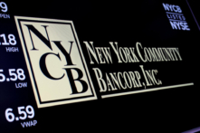 Một màn hình hiển thị thông tin giao dịch của New York Community Bancorp trên sàn của Sở Giao dịch Chứng khoán New York (NYSE) ở New York hôm 31/01/2024. (Ảnh: Brendan McDermid/Reuters)
