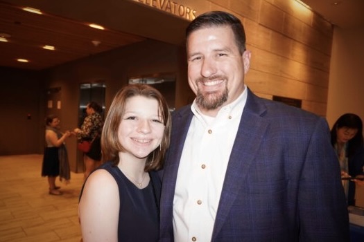 Ông Raymond King và con gái Valerie thưởng thức đêm diễn của Shen Yun tại Trung tâm Nghệ Thuật Biểu diễn Wagner Noel hôm 20/02/2024. (Ảnh: Sonia Wu/The Epoch Times)