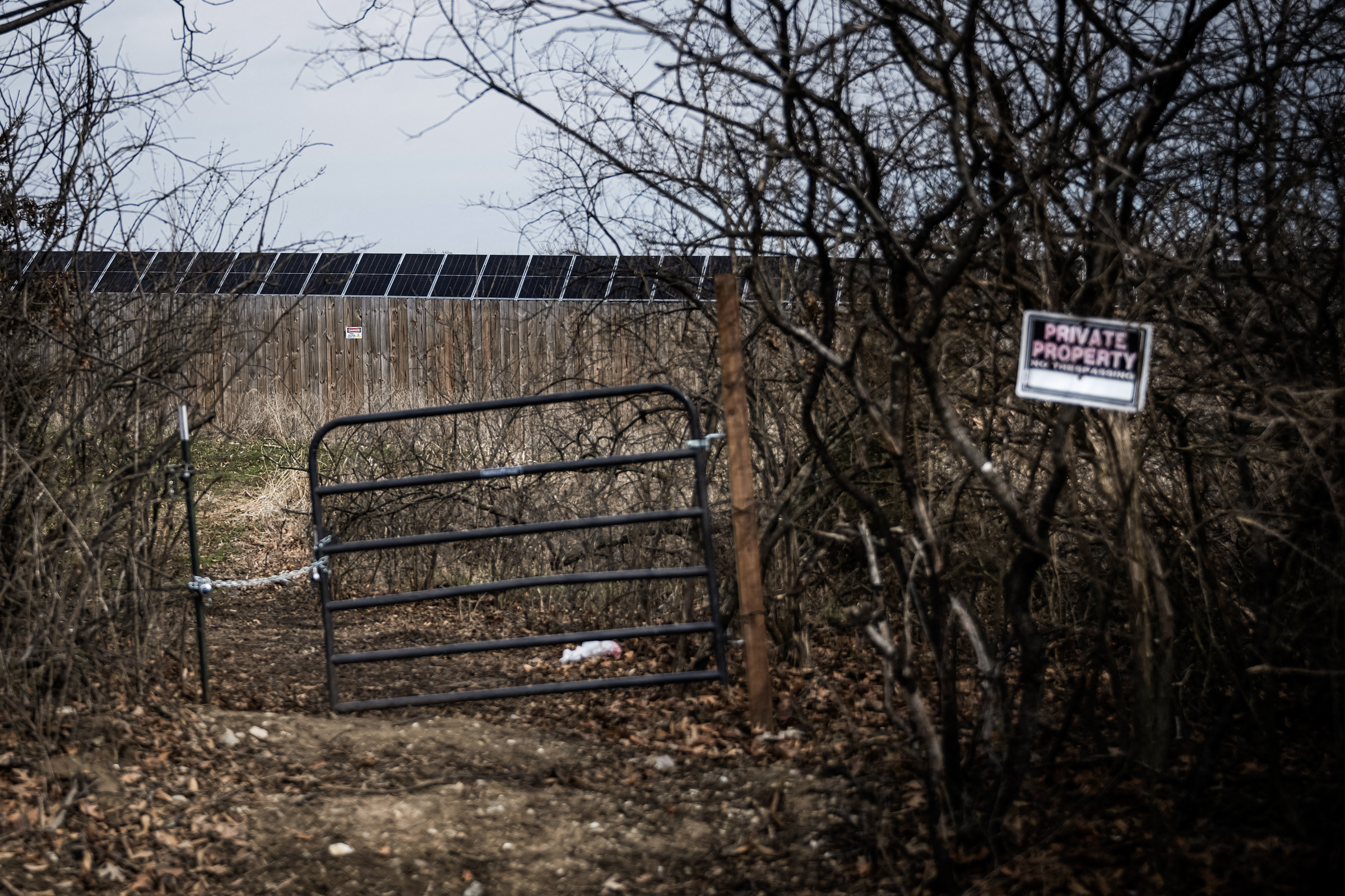 Một nhà máy quang năng nằm cạnh một khu phát triển nhà ở tại Columbia, Missouri, vào ngày 15/03/2023. Chính phủ Tổng thống Biden muốn đến năm 2035, Hoa Kỳ sản xuất 100% năng lượng “có thể tái tạo.” (Ảnh: Brendan Smialowski/AFP qua Getty Images)