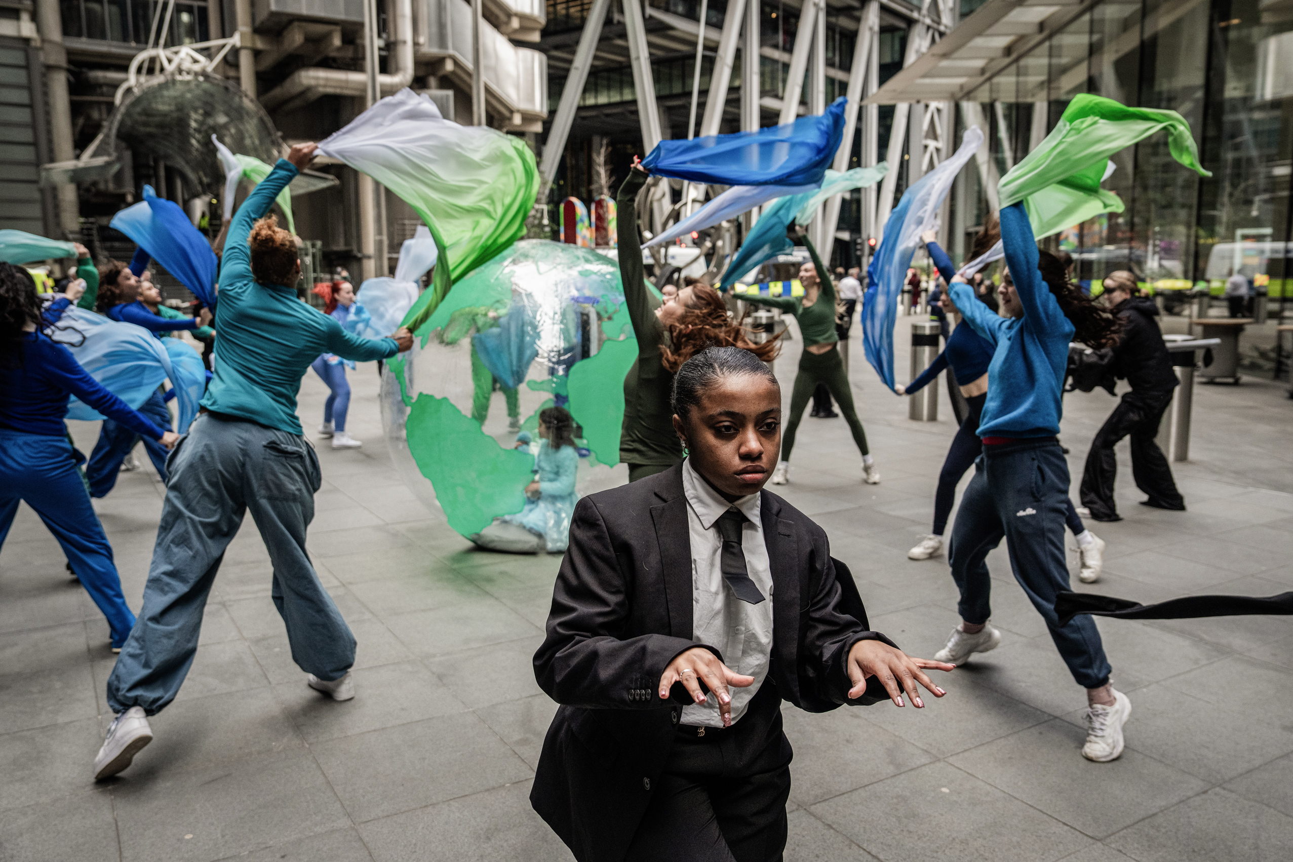 Các vũ công phối hợp với Mothers Rise Up (một nhóm các bà mẹ ở Vương quốc Anh phản đối về biến đổi khí hậu) chuẩn bị tổ chức một cuộc biểu tình biểu diễn bên ngoài Lloyds of London ở London, hôm 26/02/2024. (Ảnh: Carl Court/Getty Images)