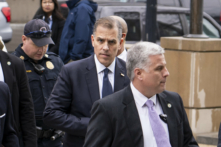 Ông Hunter Biden, con trai của Tổng thống Joe Biden, đến Tòa nhà Văn phòng Hạ viện Thomas P. O’Neill Jr. ở Hoa Thịnh Đốn, hôm 28/02/2024. (Ảnh: Madalina Vasiliu/The Epoch Times)
