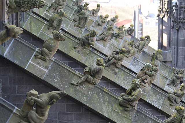 Các bức tượng điêu khắc được đặt trên hàng trụ bay đôi nâng đỡ khu vực của dàn hợp xướng và gian giữa của giáo đường. Chúng được chế tác từ bản gốc và các bản phác thảo, một số là những tác phẩm mới hơn được tạo ra vào thế kỷ 19. (Ảnh: Satrughna/CC BY-SA 3.0)