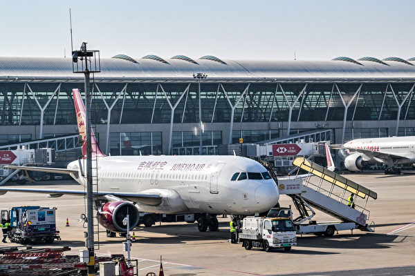 Phi cơ của hãng Juneyao Air tại Phi trường Quốc tế Phố Đông Thượng Hải ở Thượng Hải hôm 12/02/2024. (Ảnh: Hector Retamal/AFP)