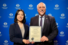 Phó thống đốc Stavros Anthony trao tặng Thư công nhận chúc mừng Nghệ thuật Biểu diễn Shen Yun tại Trung tâm Nghệ thuật Biểu diễn The Smith, hôm 29/02/2024. (Ảnh: Đài truyền hình NTD).