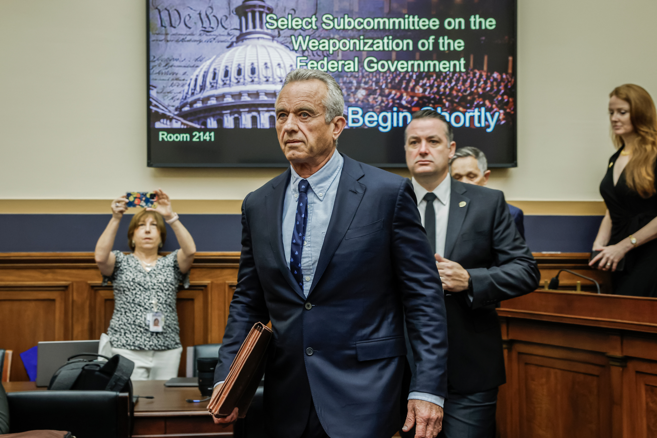 Ứng cử viên tổng thống Robert F. Kennedy Jr. đến dự một phiên điều trần của Hạ viện tại Capitol Hill ngày 20/07/2023. Các thành viên của ủy ban đã tổ chức phiên điều trần để thảo luận về các trường hợp chính phủ Hoa Kỳ bị cáo buộc kiểm duyệt công dân, nhân vật chính trị, và ký giả. (Ảnh: Anna Moneymaker/Getty Images)