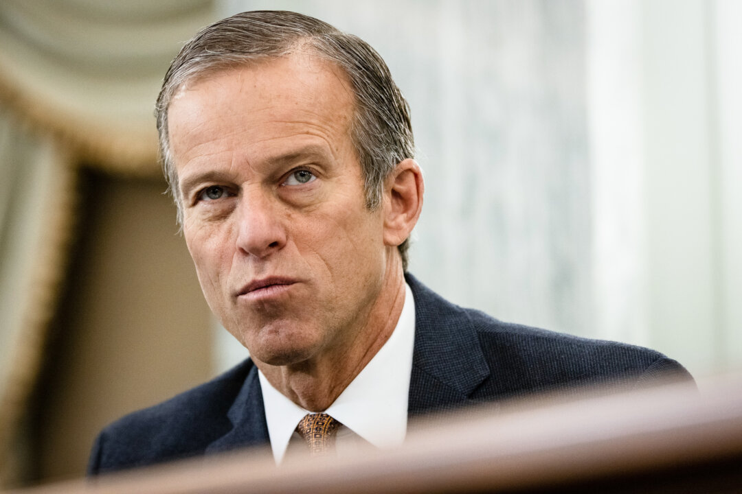 Thượng nghị sĩ John Thune (Cộng Hòa-South Dakota) tại Hoa Thịnh Đốn trong phiên điều trần vào ngày 10/12/2020. (Ảnh: Samuel Corum/Getty Images)