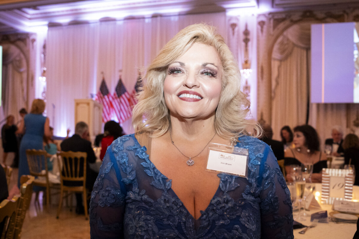 Bà Joni Bryan, người sáng lập Hiệp hội 917, tổ chức một sự kiện tại Câu lạc bộ Mar-a-Lago ở Palm Beach, Florida, hôm 07/03/2024. (Ảnh: Madalina Vasiliu/The Epoch Times)