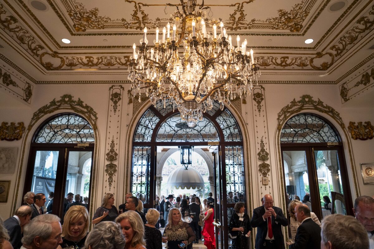 Những người tham dự sự kiện của Hiệp hội 917 tại Câu lạc bộ Mar-a-Lago ở Palm Beach, Florida, hôm 07/03/2024. (Ảnh: Madalina Vasiliu/The Epoch Times)