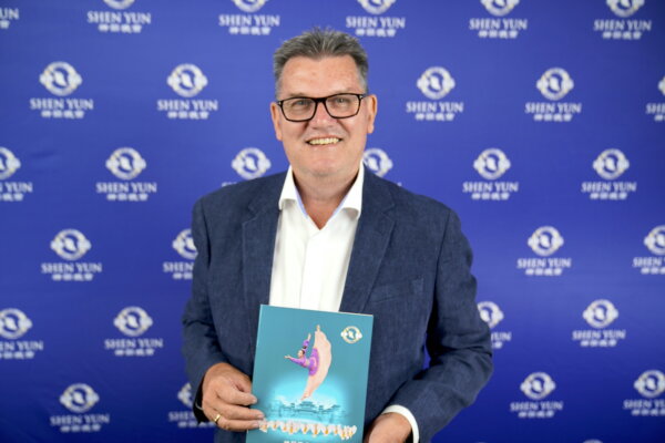 Ông Peter Wade, hiệu trưởng một trường nam sinh Cơ Đốc Giáo, thưởng thức Nghệ thuật Biểu diễn Shen Yun tại Nhà hát Capitol, Sydney, Úc, hôm 12/03/2024. (Ảnh: Đài truyền hình NTD)