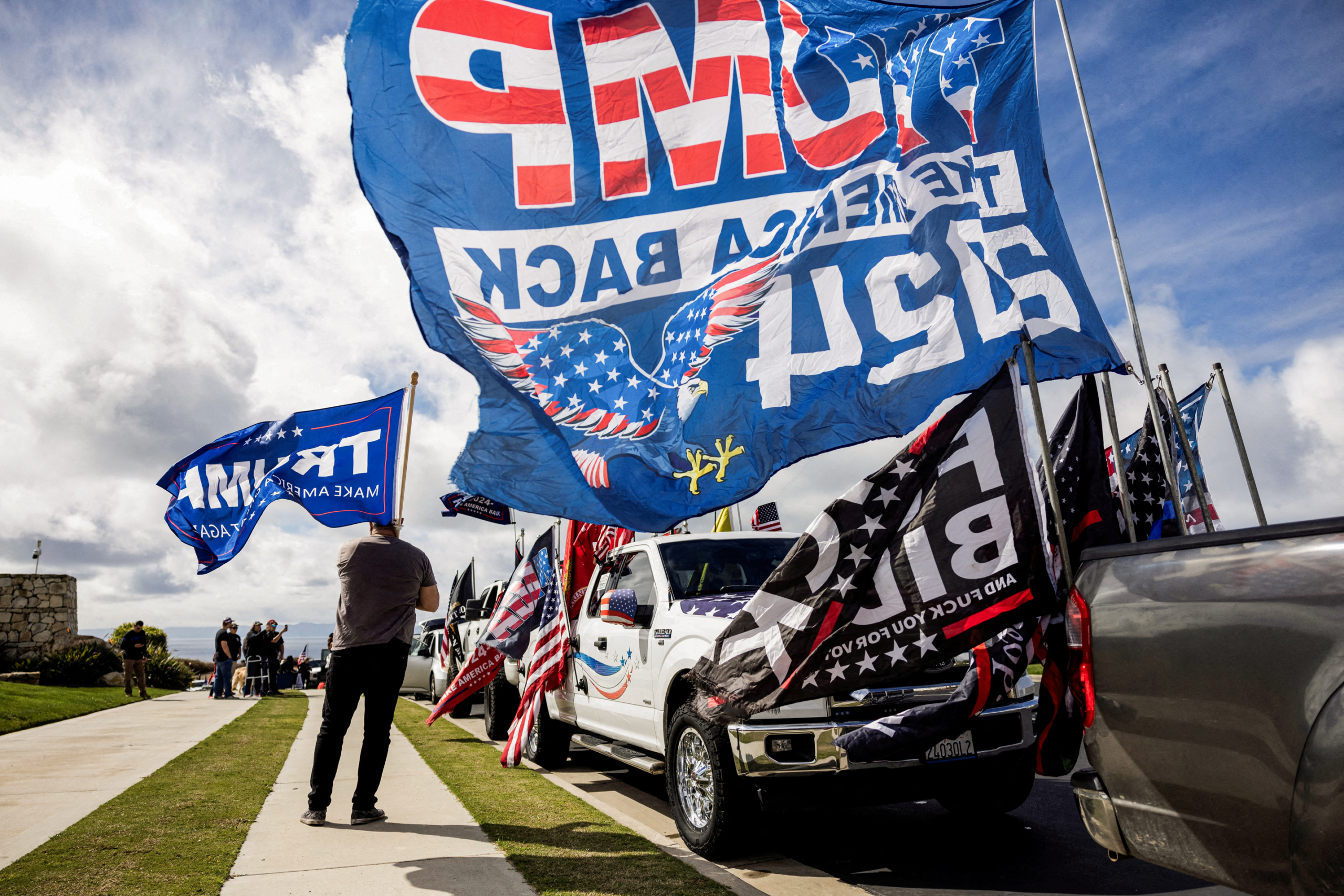 Những người ủng hộ cựu Tổng thống Donald Trump chuẩn bị cho một cuộc vận động bầu cử ở Rancho Palos Verdes, California, hôm 03/03/2024. (Ảnh: Aude Guerrucci/Reuters/Ảnh lưu trữ)