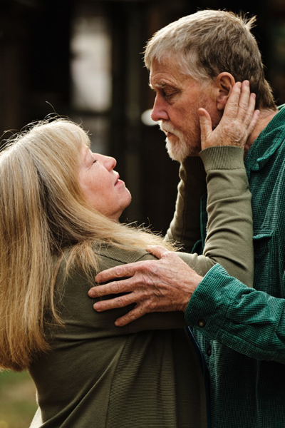 Ông Rick Alderson và vợ ông, Eve Alderson, sau khi ông Alderson được chẩn đoán mắc bệnh ung thư đại tràng. (Ảnh được đăng dưới sự cho phép của Joshua Treadway)