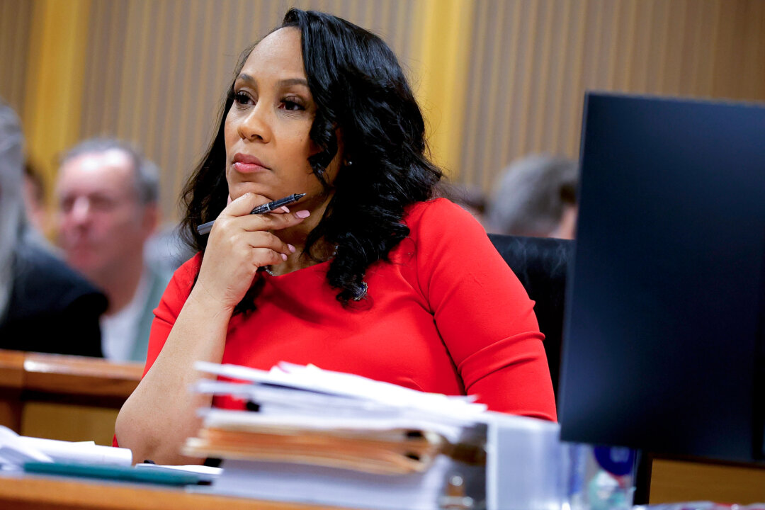 Biện lý quận Fulton Fani Willis quan sát trong một phiên điều trần trong vụ án can thiệp bầu cử Georgia ở Atlanta hôm 01/03/2024. (Ảnh: Alex Slitz/Pool qua AP)