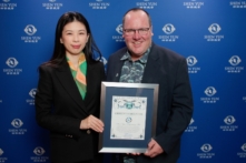 Ông John Stephens, thị trưởng thành phố Costa Mesa trao tặng Thư công nhận cho Đoàn Nghệ thuật Biểu diễn Shen Yun tại Trung tâm Nghệ thuật Segerstrom hôm 16/03/2024. (Ảnh: Đài truyền hình NTD)