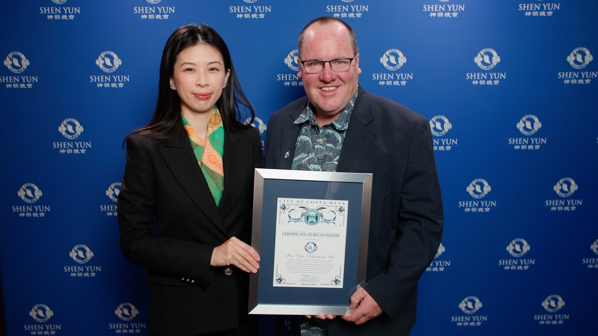 Ông John Stephens, thị trưởng thành phố Costa Mesa trao tặng Thư công nhận cho Đoàn Nghệ thuật Biểu diễn Shen Yun tại Trung tâm Nghệ thuật Segerstrom hôm 16/03/2024. (Ảnh: Đài truyền hình NTD)