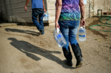 Một bức ảnh cho thấy một phụ nữ đang xách những bình nước uống. (Ảnh: Justin Sullivan/Getty Images)