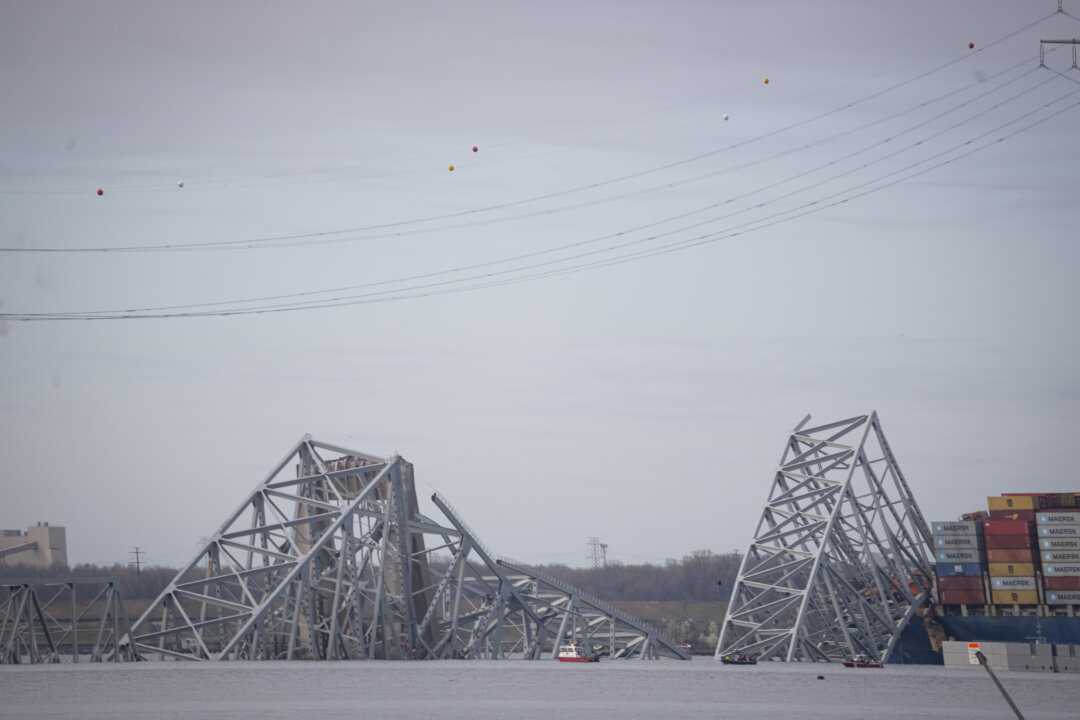 Cầu Francis Scott Key bị sập sau một vụ đụng tàu ở Baltimore, hôm 26/03/2024. (Ảnh: Madalina Vasiliu/The Epoch Times)