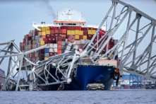 Khung thép của cầu Francis Scott Key nằm trên nóc tàu container Dali sau khi cây cầu này bị sập, ở Baltimore, Maryland, hôm 26/03/2024. (Ảnh: Jim Watson/AFP)