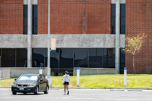 Sinh viên đi đến các lớp học trong học kỳ Mùa hè tại trường Cao đẳng Orange Coast ở Costa Mesa, California, hôm 29/06/2022. (Ảnh: John Fredricks/The Epoch Times)