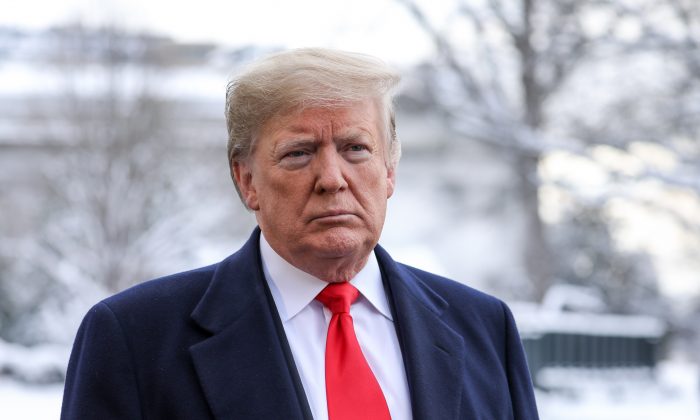 Cựu Tổng thống Donald Trump nói với các phóng viên tại Bãi cỏ phía Nam của Tòa Bạch Ốc ở Hoa Thịnh Đốn vào ngày 14/01/2019. (Ảnh: Holly Kellum/NTD)