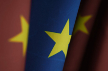 Cờ của Trung Quốc cộng sản và Liên minh Âu Châu treo tại Phủ Thủ tướng ở Berlin, Đức, ngày 26/01/2021. (Ảnh: Sean Gallup/Getty Images)