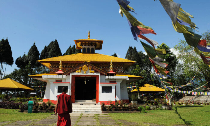 Một tu sĩ Phật giáo Ấn Độ đến Thupten Gatsal Ling Gunpa, một chi nhánh của Tu viện Tawang, ở thành phố Itanagar, thủ phủ của tiểu bang Arunachal Pradesh, đông bắc Ấn Độ, vào ngày 11/10/2009. (Ảnh: Diptendu Dutta/AFP qua Getty Images)