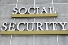 Một tấm biển bên ngoài tòa nhà Sở An sinh Xã hội Hoa Kỳ ở Burbank, California, ngày 05/11/2020. (Ảnh: Valerie Macon/AFP qua Getty Images)